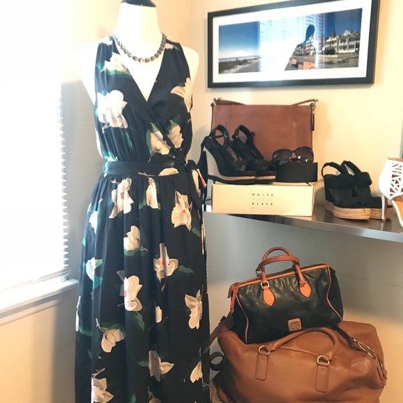 Banana Republic Dresses & Skirts - Banana Republic Floral Sleeveless Midi Dress